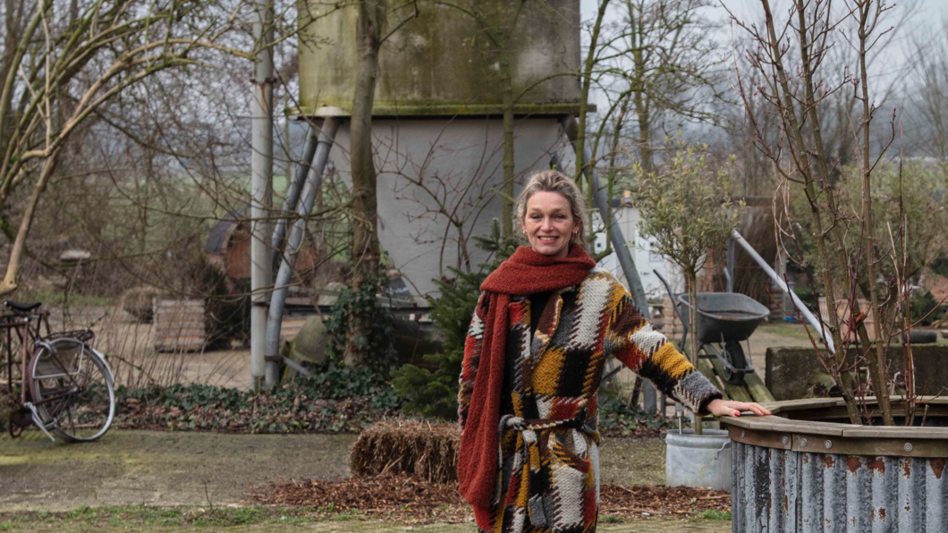 Foto op buitenplaats Molenwei met op de voorgrond de eigenaresse (gemaakt door Henk Knoester)