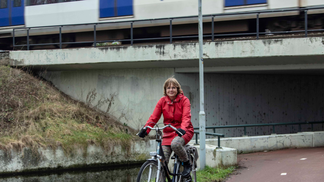 Foto van iemand op de fiets (gemaakt door Henk Knoester)