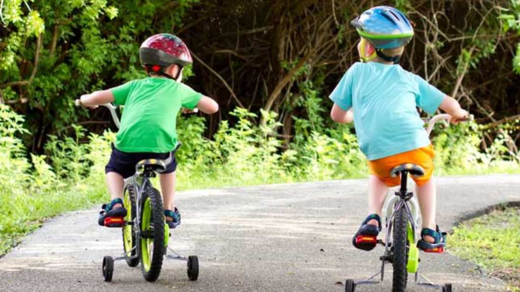 Twee fietsende kinderen