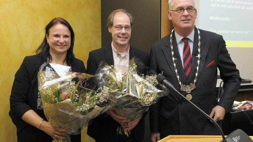 Burgemeester van der Sluijs overhandigt nieuwe wethouders Nadine Stemerdink (PvdA) en Floor Kist (GroenLinks) bloemen en felicitaties na hun installatie Burgemeester van der Sluijs overhandigt nieuwe wethouders Nadine Stemerdink (PvdA) en Floor Kist (GroenLinks) bloemen en felicitaties na hun installatie
